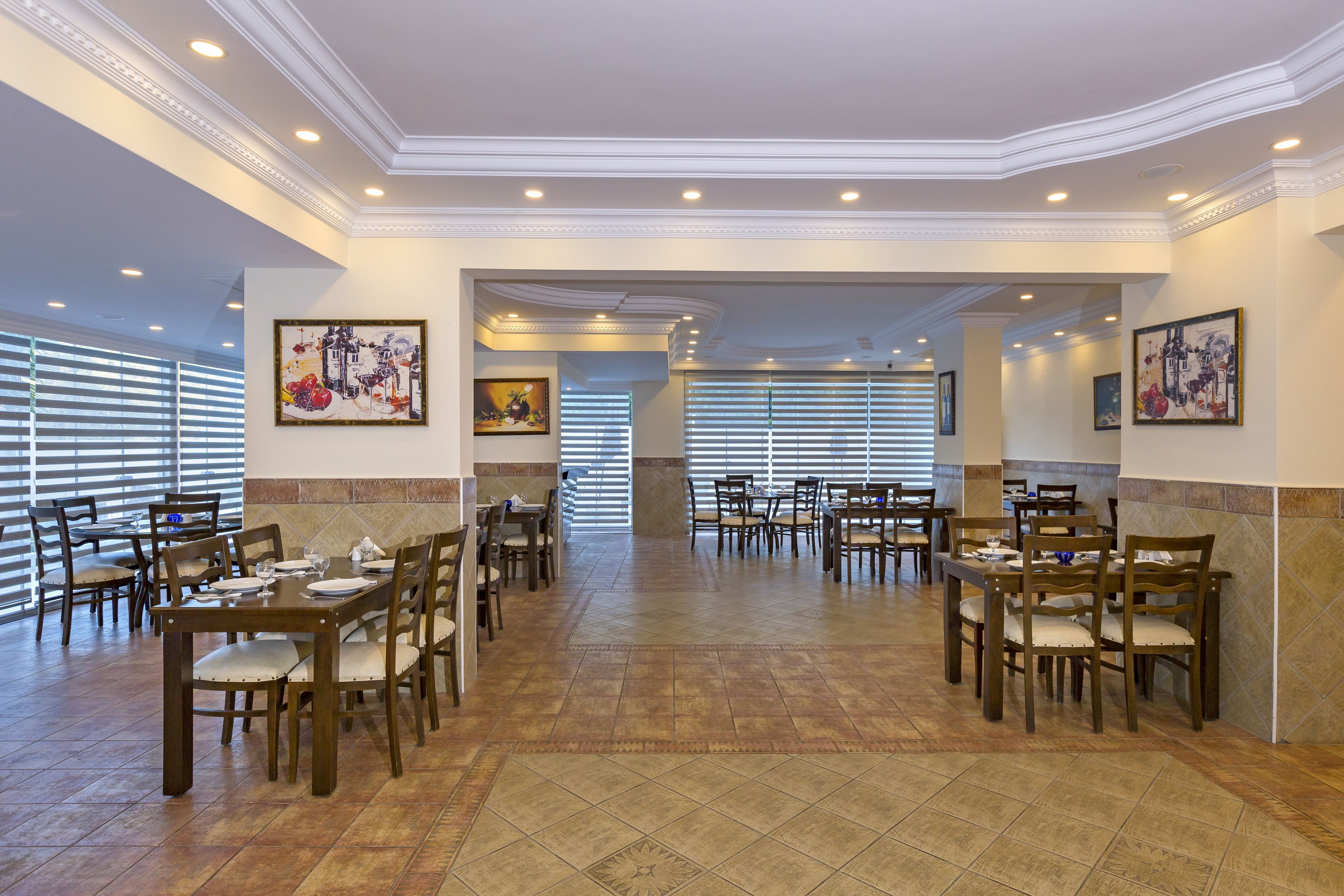 2 bars/lounges, 2 swim-up bars, poolside bar, beach bar