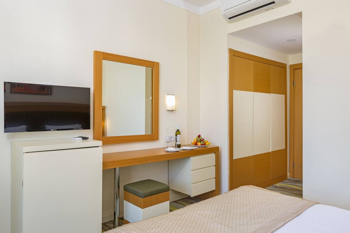 Minibar, coffres-forts dans les chambres, Wi-Fi gratuit, draps fournis
