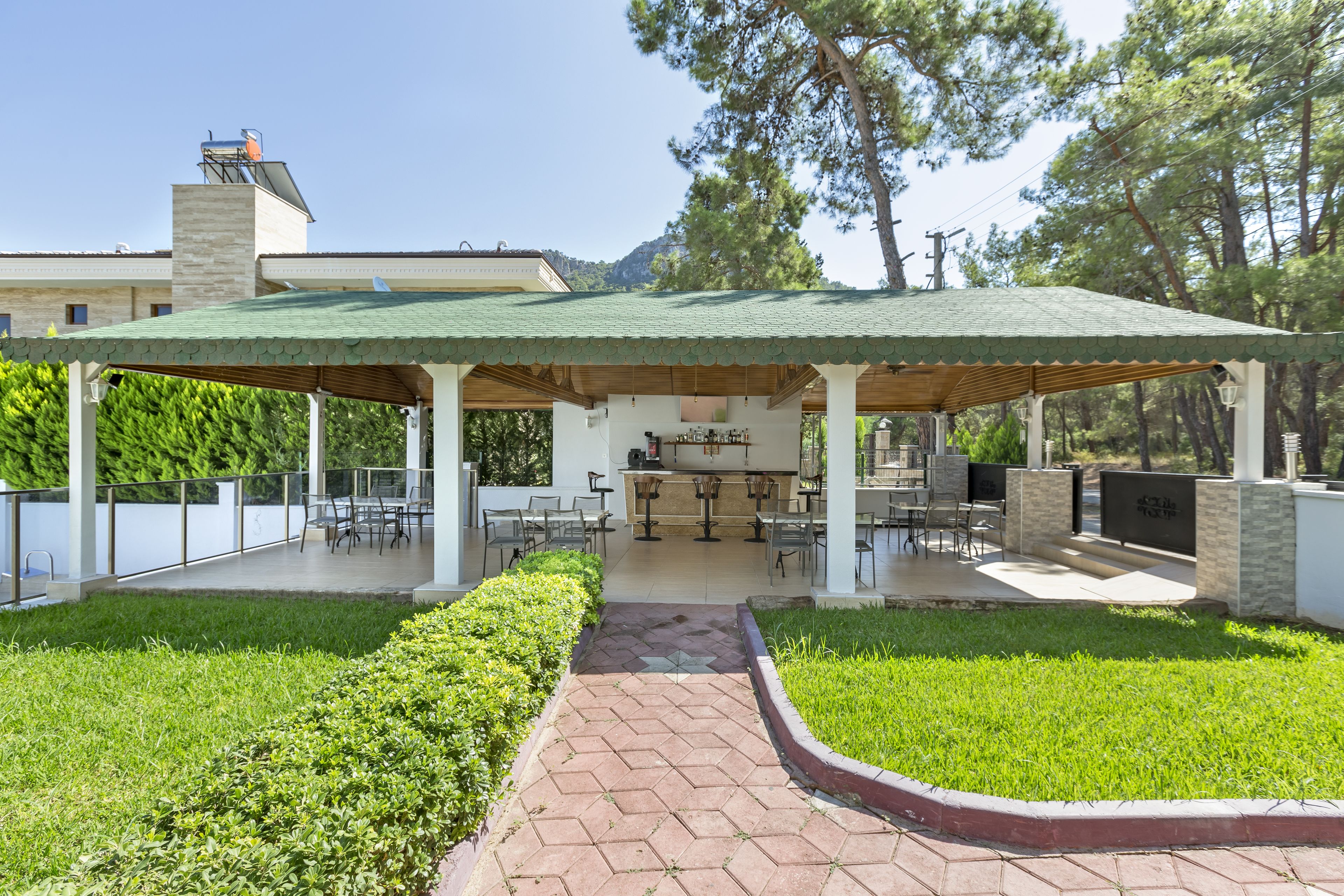 2 bars/lounges, 2 swim-up bars, poolside bar, beach bar