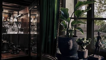 Deluxe 21 | Minibar, in-room safe, desk, laptop workspace