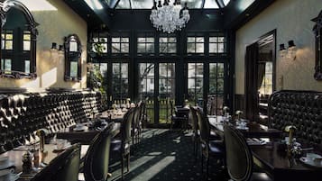 Tägliches Frühstücksbuffet (22 EUR pro Person)