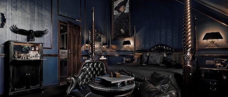 Deluxe 36 | Minibar, brankas, meja kerja, dan ruang kerja ramah laptop