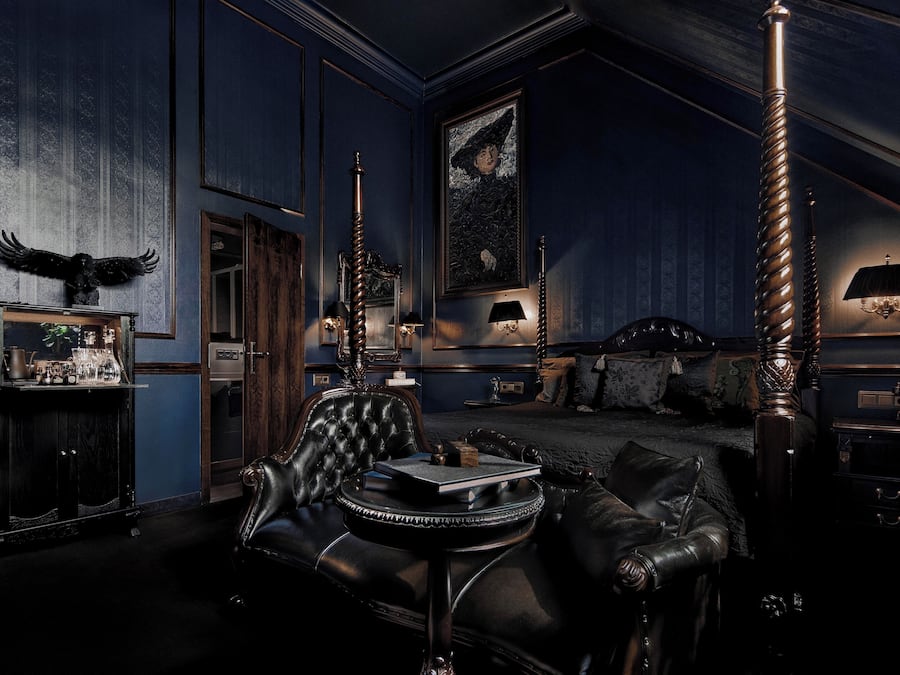 Deluxe 36 | Minibar, in-room safe, desk, laptop workspace