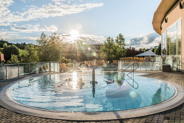 8 albercas techadas, 6 albercas al aire libre y camastros