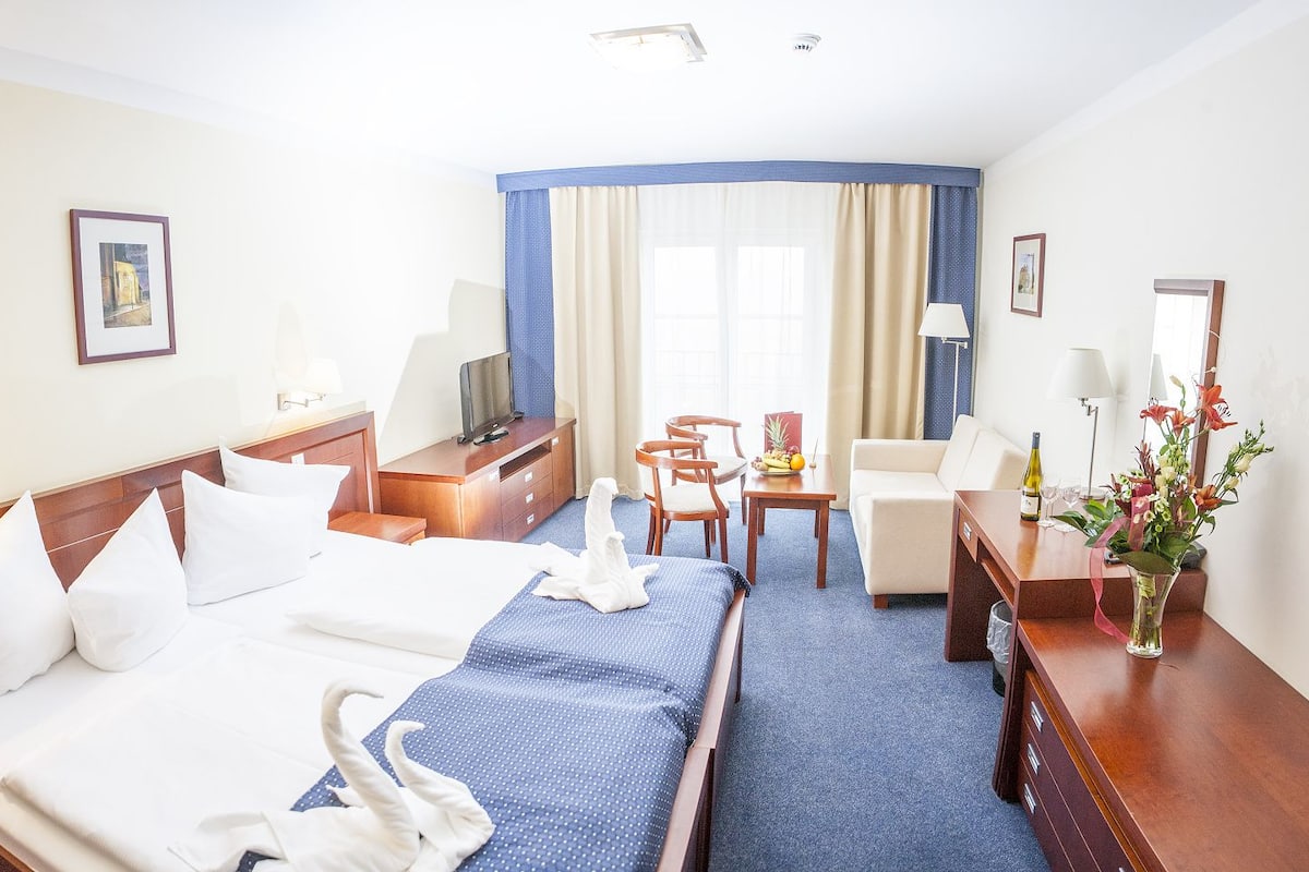 double room | hypo-allergenic bedding, minibar, in-room safe, desk