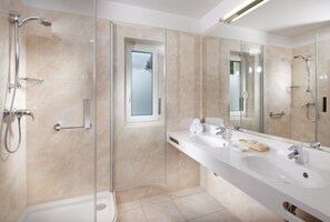 Shower, free toiletries, hair dryer, bathrobes - Francis Palace Hotel (Frantiskovy Lazne)