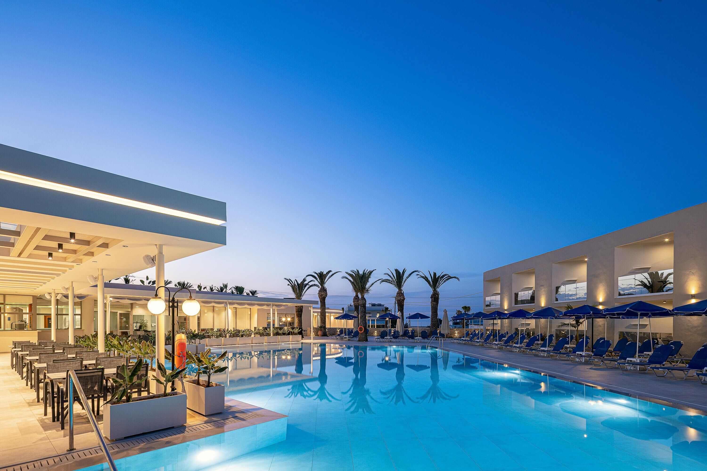 Una piscina al aire libre de temporada (de 09:00 a 19:00), tumbonas