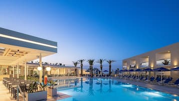 Una piscina al aire libre de temporada (de 09:00 a 19:00), tumbonas