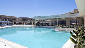 Una piscina al aire libre de temporada (de 09:00 a 19:00), tumbonas