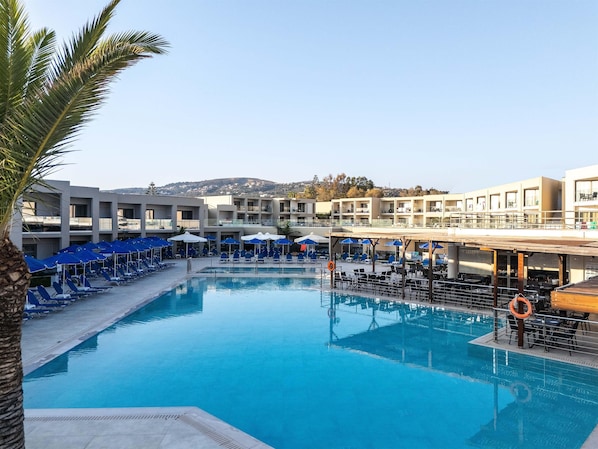 Seasonal outdoor pool, open 9:00 AM to 7:00 PM, pool loungers