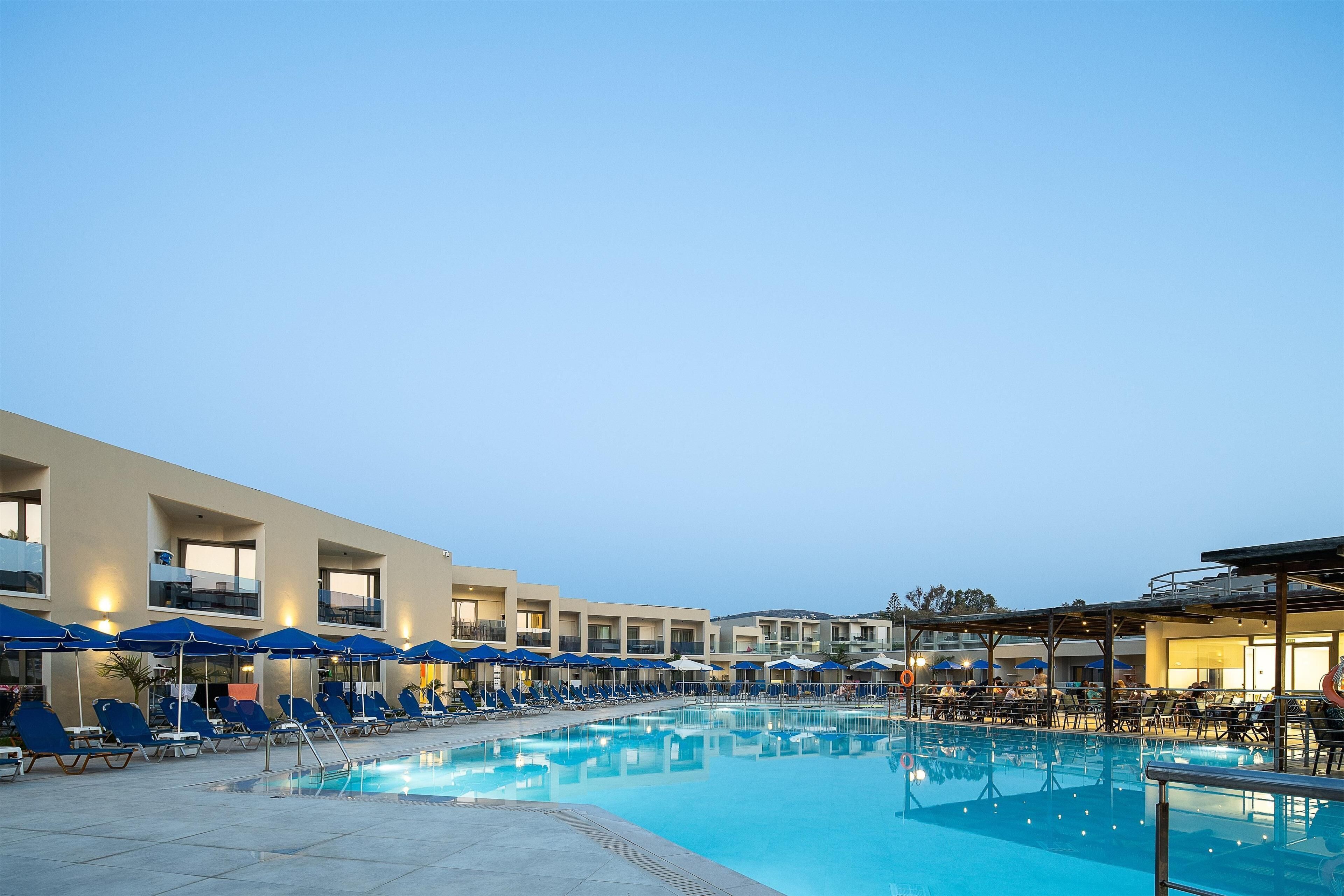 seasonal outdoor pool, open 9:00 am to 7:00 pm, pool loungers