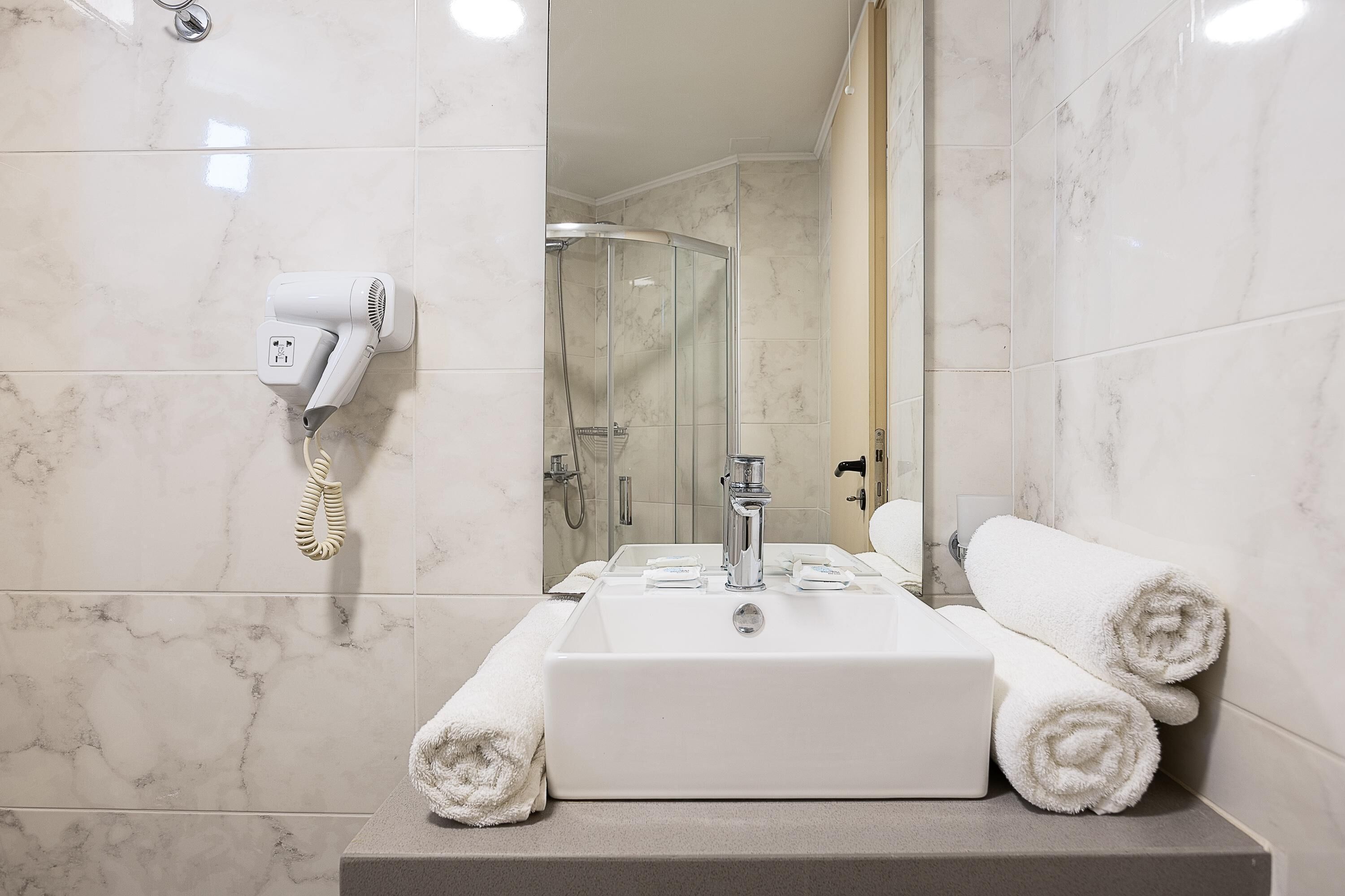 rainfall showerhead, hair dryer, towels