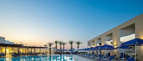 Seasonal outdoor pool, open 9:00 AM to 7:00 PM, pool loungers