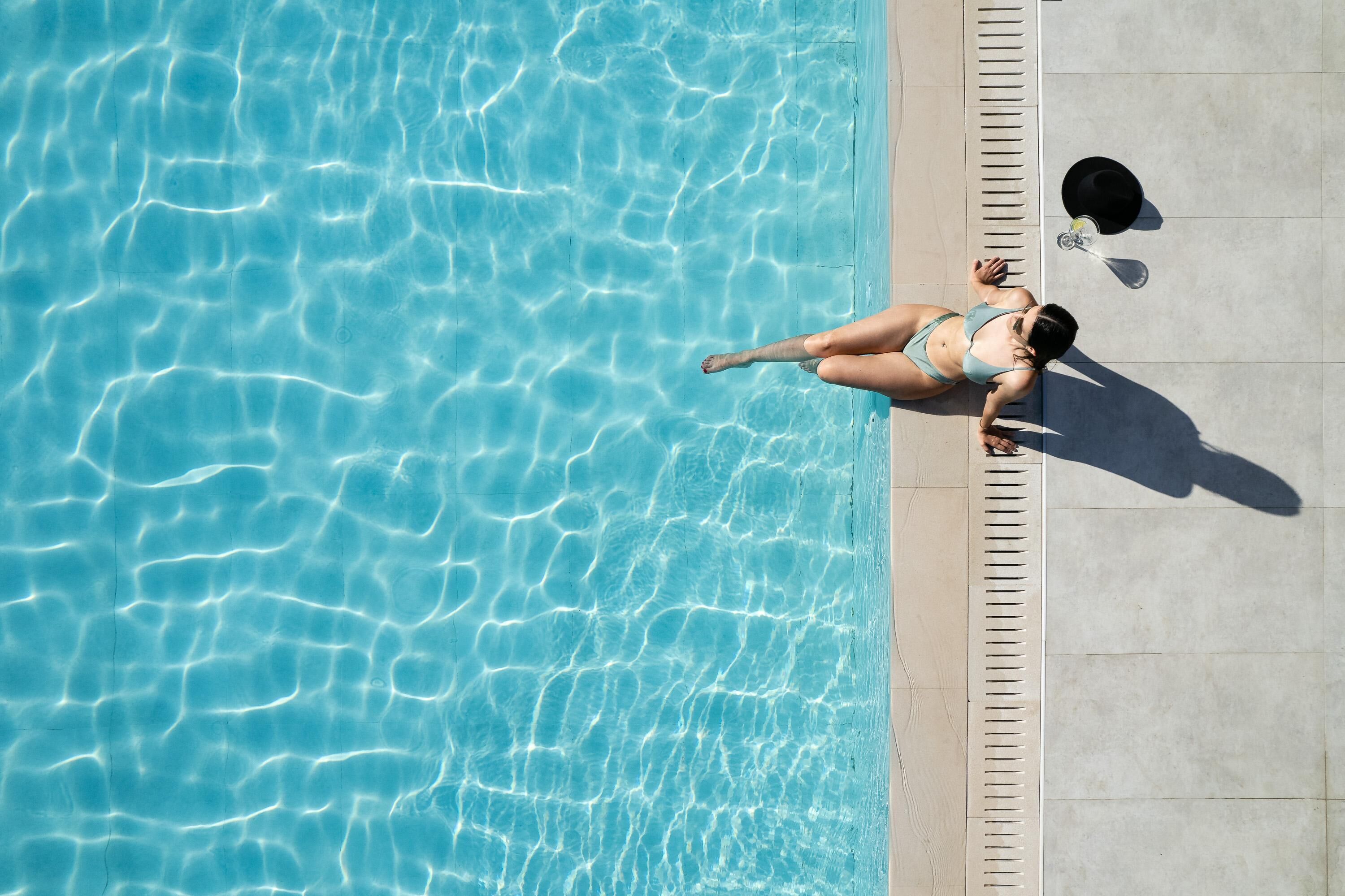 حمّام سباحة خارجي موسمي، مفتوح من 9 صباحاً إلى 7 مساءً، مقاعد للتشمس