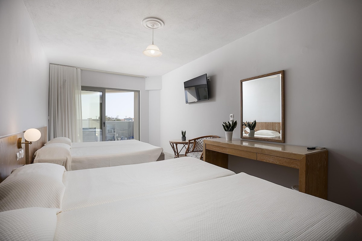 Family Quadruple Room | Iron/ironing board, bed sheets