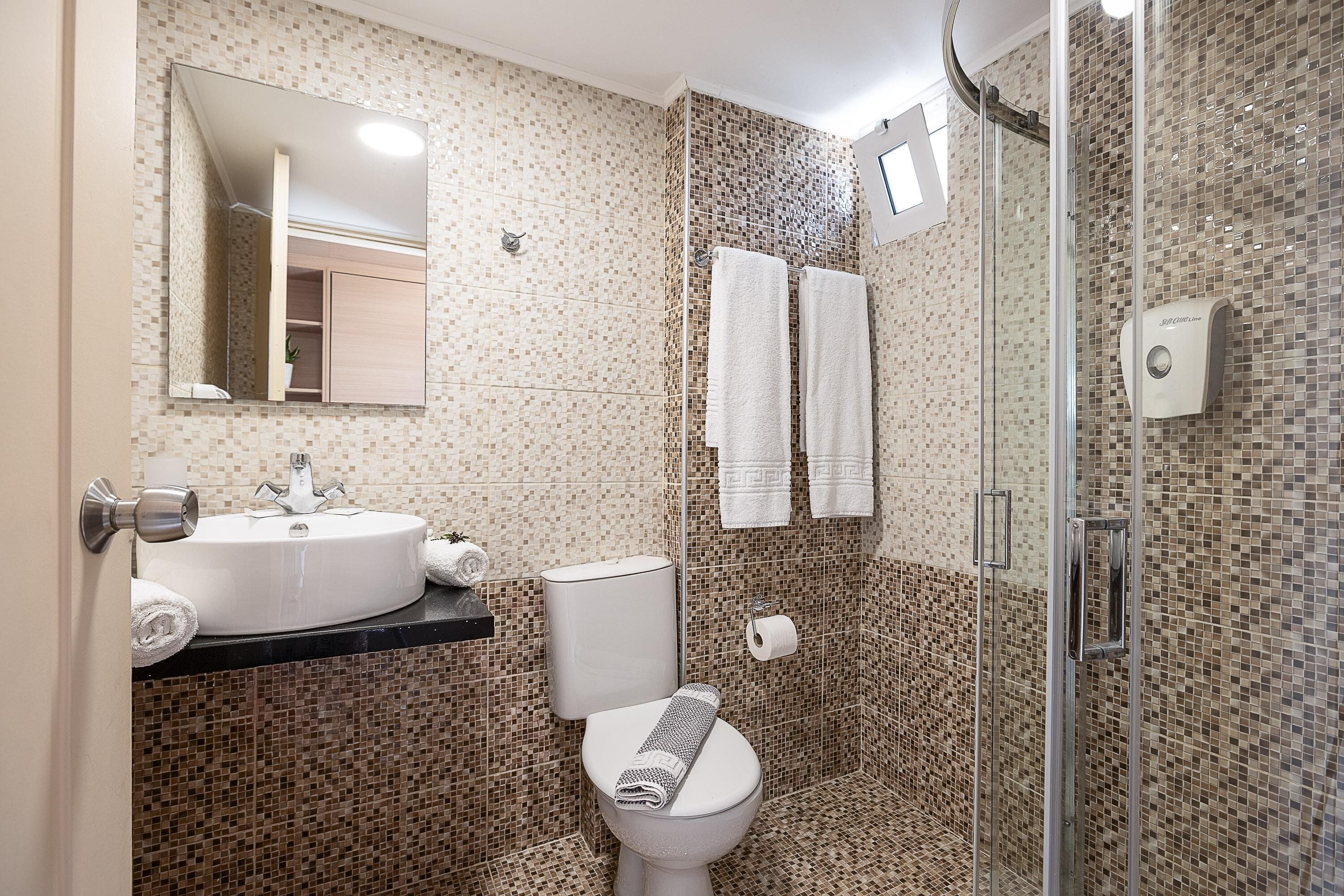 rainfall showerhead, hair dryer, towels