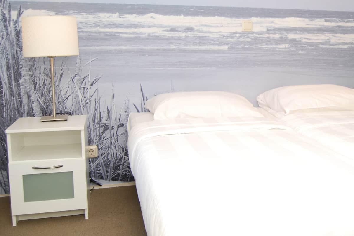 Free minibar, desk, free WiFi, bed sheets
