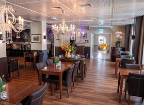Free daily buffet breakfast  - Heeren van Noortwyck (Noordwijk)
