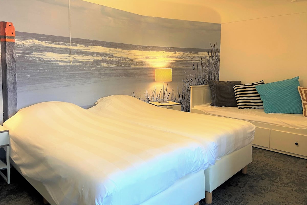 Free minibar, desk, free WiFi, bed sheets