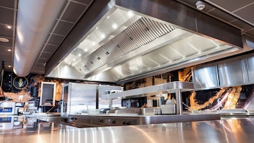 Middag serveres, internasjonale retter