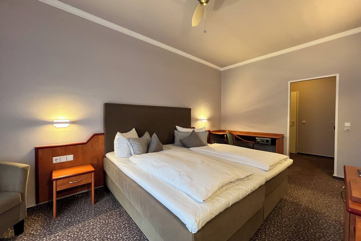 double room | minibar, in-room safe, desk, laptop workspace