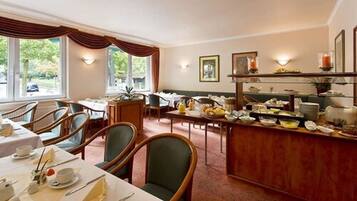 TĂ€gliches FrĂŒhstĂŒcksbuffet (11.50 EUR pro Person)