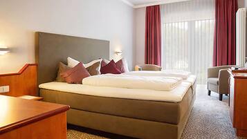 雙人房 | 迷你吧、房內夾萬、書桌、手提電腦工作空間