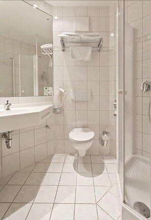 Shower, hair dryer, towels - Hotel Victoria (Bad Kreuznach)