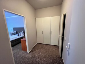 Doppelzimmer | Minibar, Zimmersafe, Schreibtisch, laptopgeeigneter Arbeitsplatz