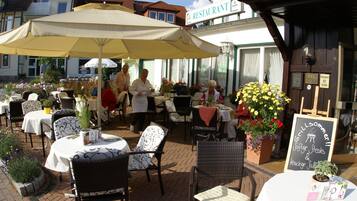 2 restaurants, lunch, dinner served; German cuisine