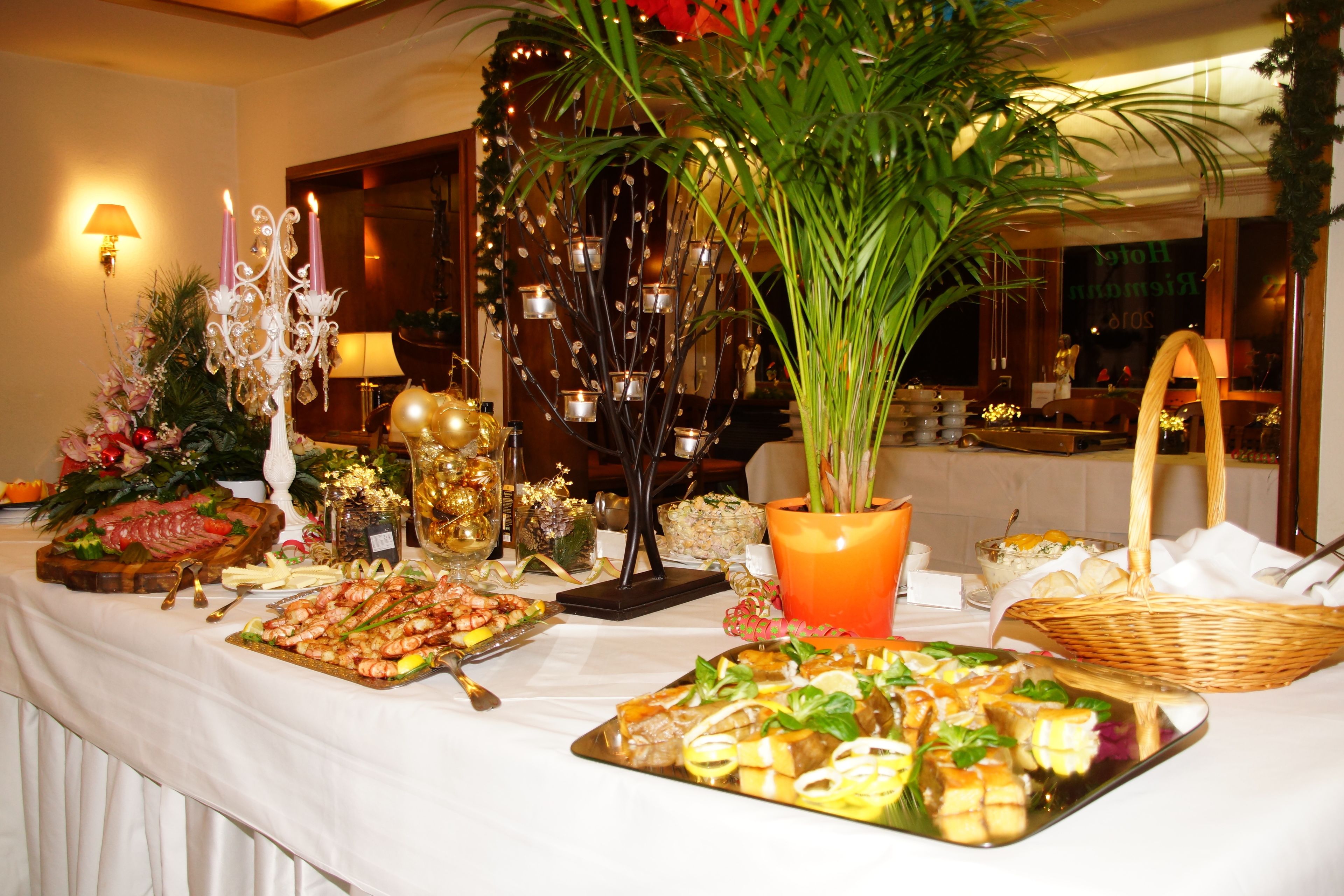 2 restaurants, lunch, dinner served; german cuisine