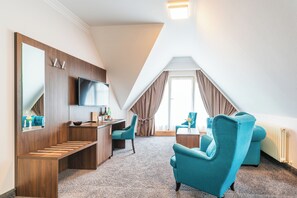 Junior suite, balkon | Hypoallergeen beddengoed, een minibar, een kluis op de kamer