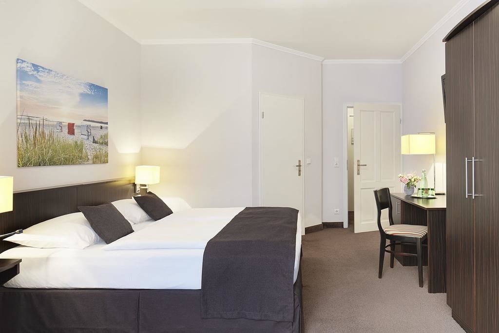 Junior Suite, Partial Sea View | Hypo-allergenic bedding, in-room safe, soundproofing