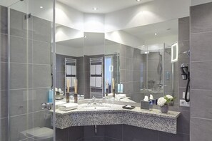 Suite junior | Baño | Regadera, amenidades de baño gratuitas, secadora de cabello, toallas 
