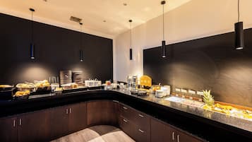 Colazione a buffet, servita tutte le mattine (18 EUR a persona)