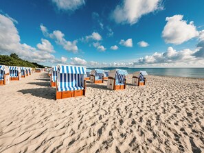 Accommodatie ligt op het strand, 2 strandbars