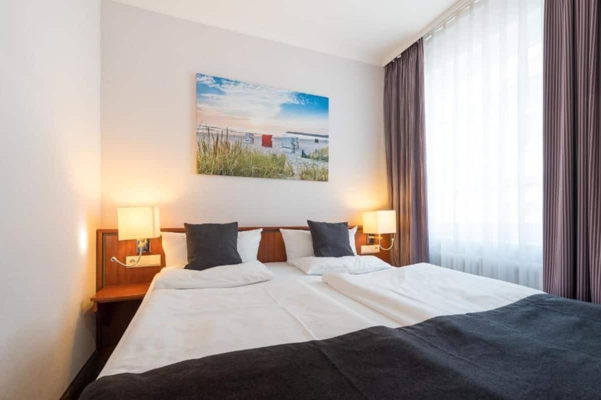 Suite | Hypo-allergenic bedding, minibar, in-room safe, soundproofing