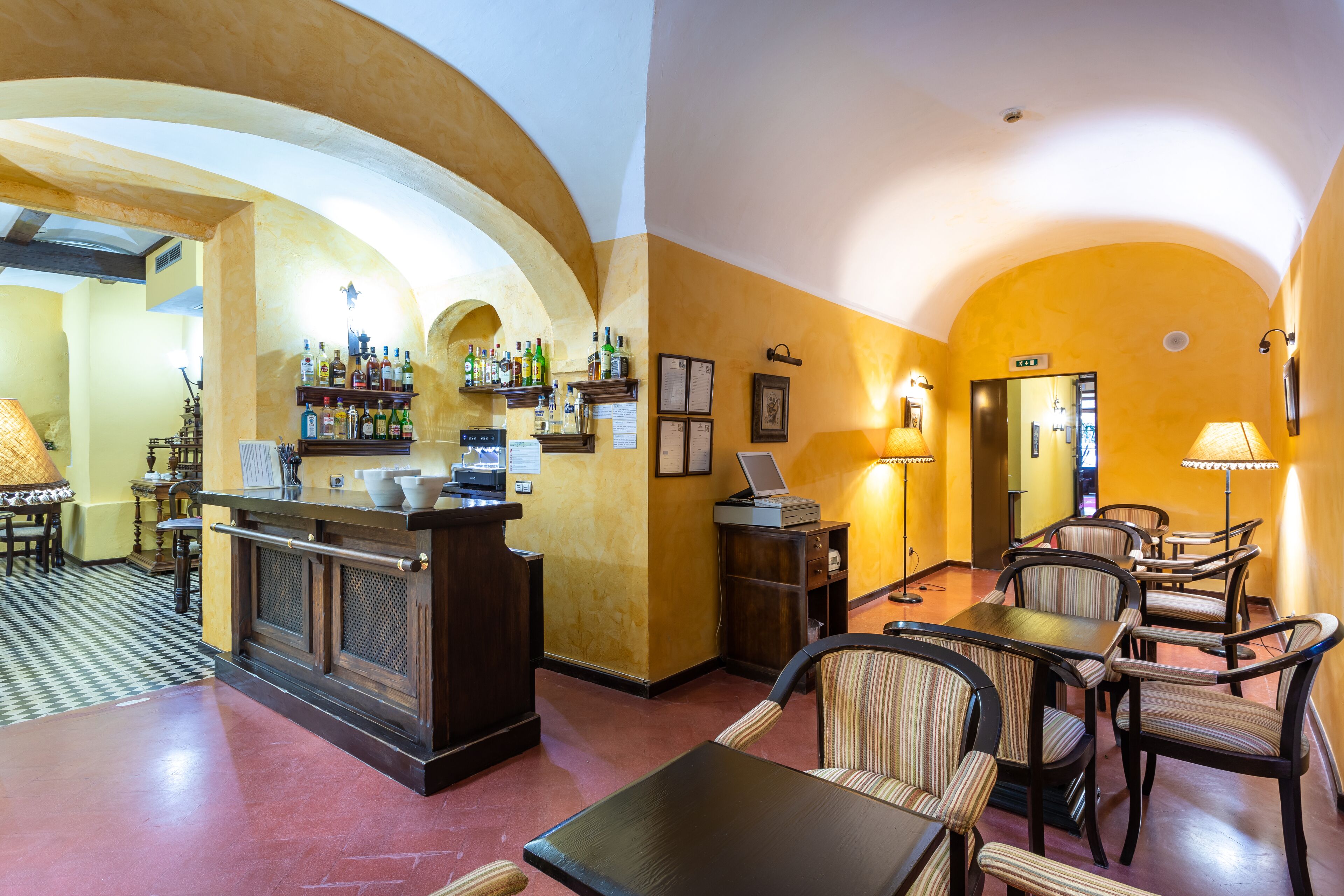 Petit déjeuner continental (12.5 EUR par personne)