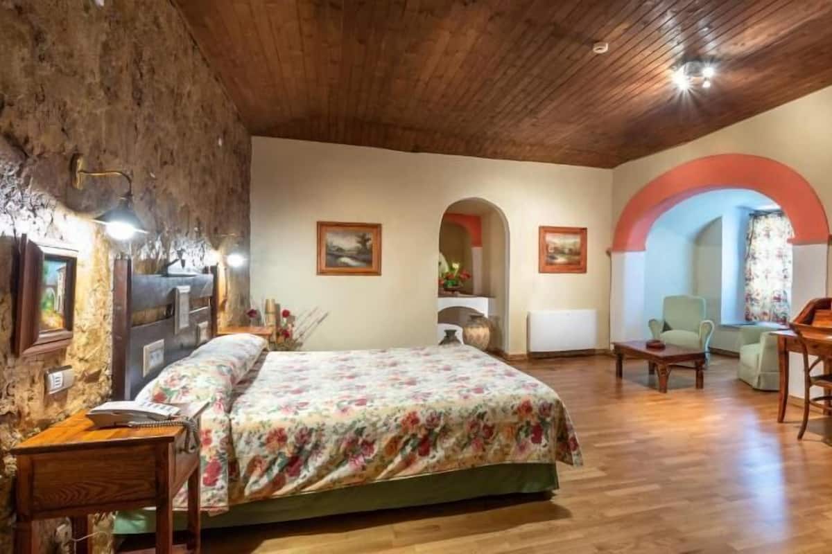 Minibar, in-room safe, free WiFi, bed sheets
