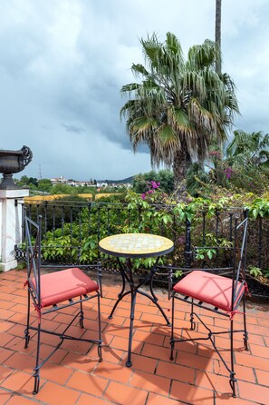 Quarto casal superior, sacada, vista para o jardim | Sacada