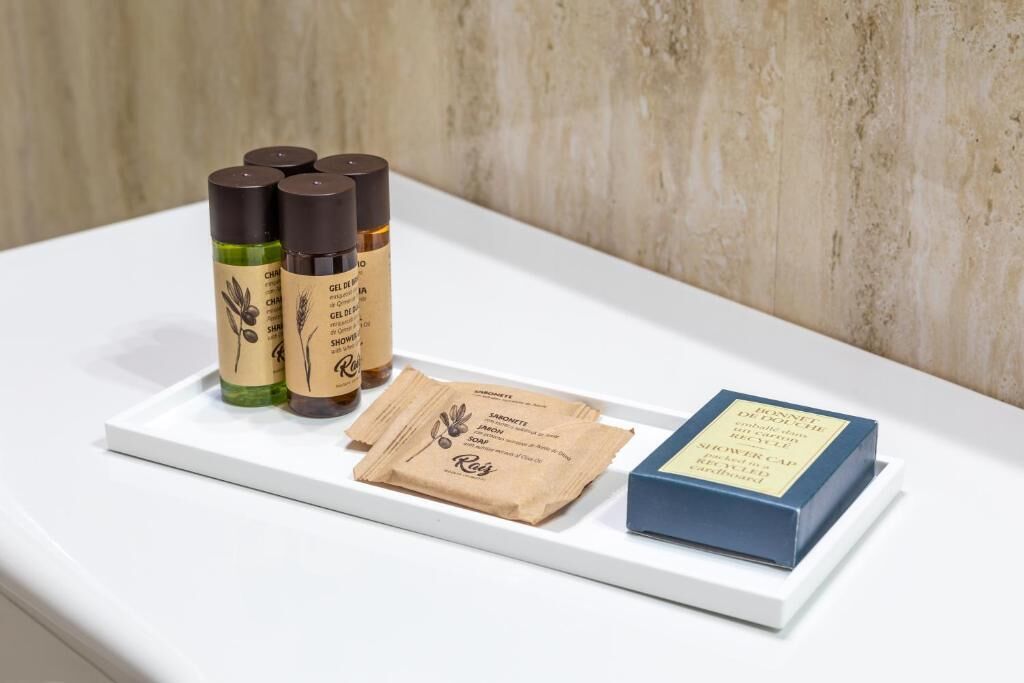 combined shower/bathtub, deep-soaking bathtub, free toiletries