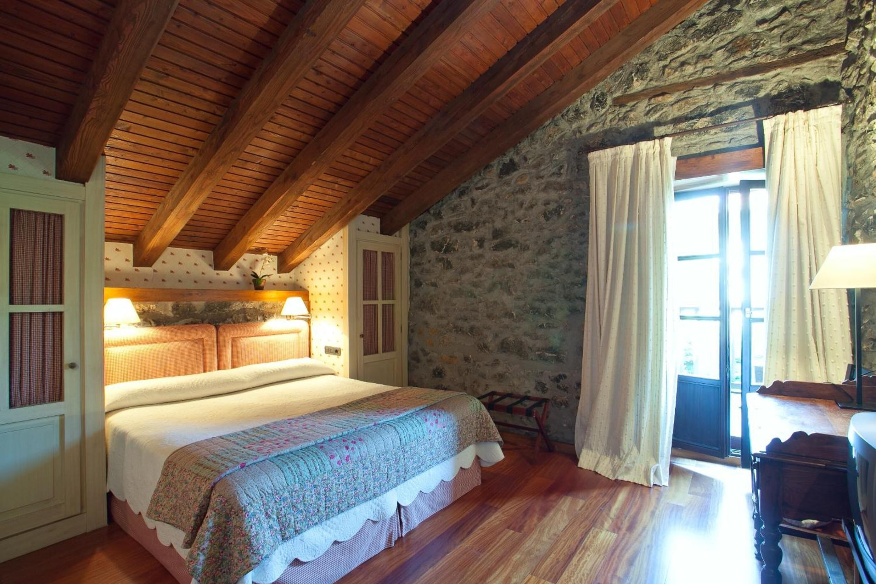 premium bedding, individually decorated, individually furnished, desk