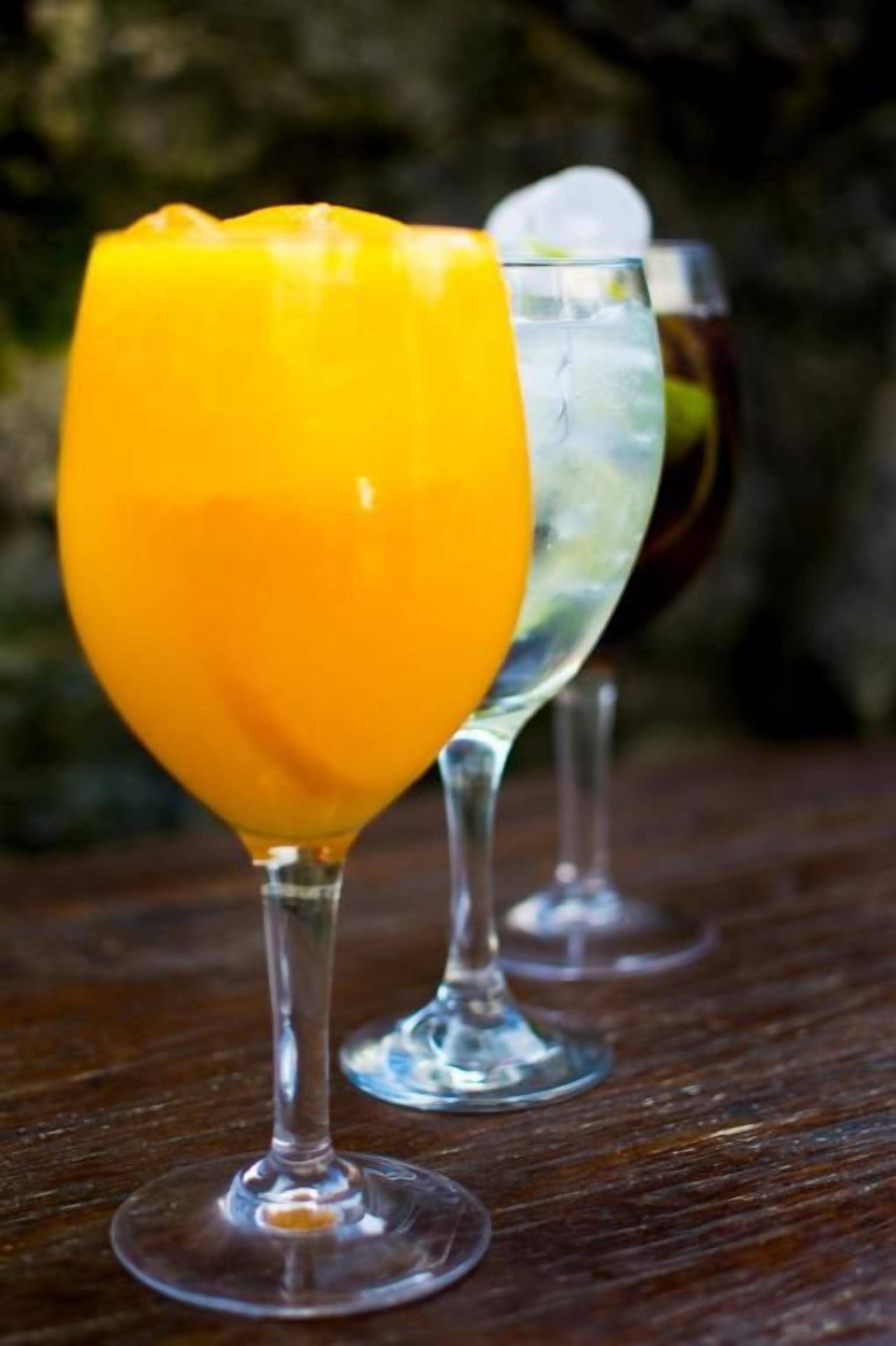 Dos vasos de bebidas sobre una superficie de madera.