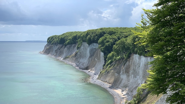 Un paisaje costero con acantilados y una playa.