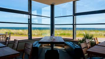 Breakfast, lunch, dinner served; sea views 