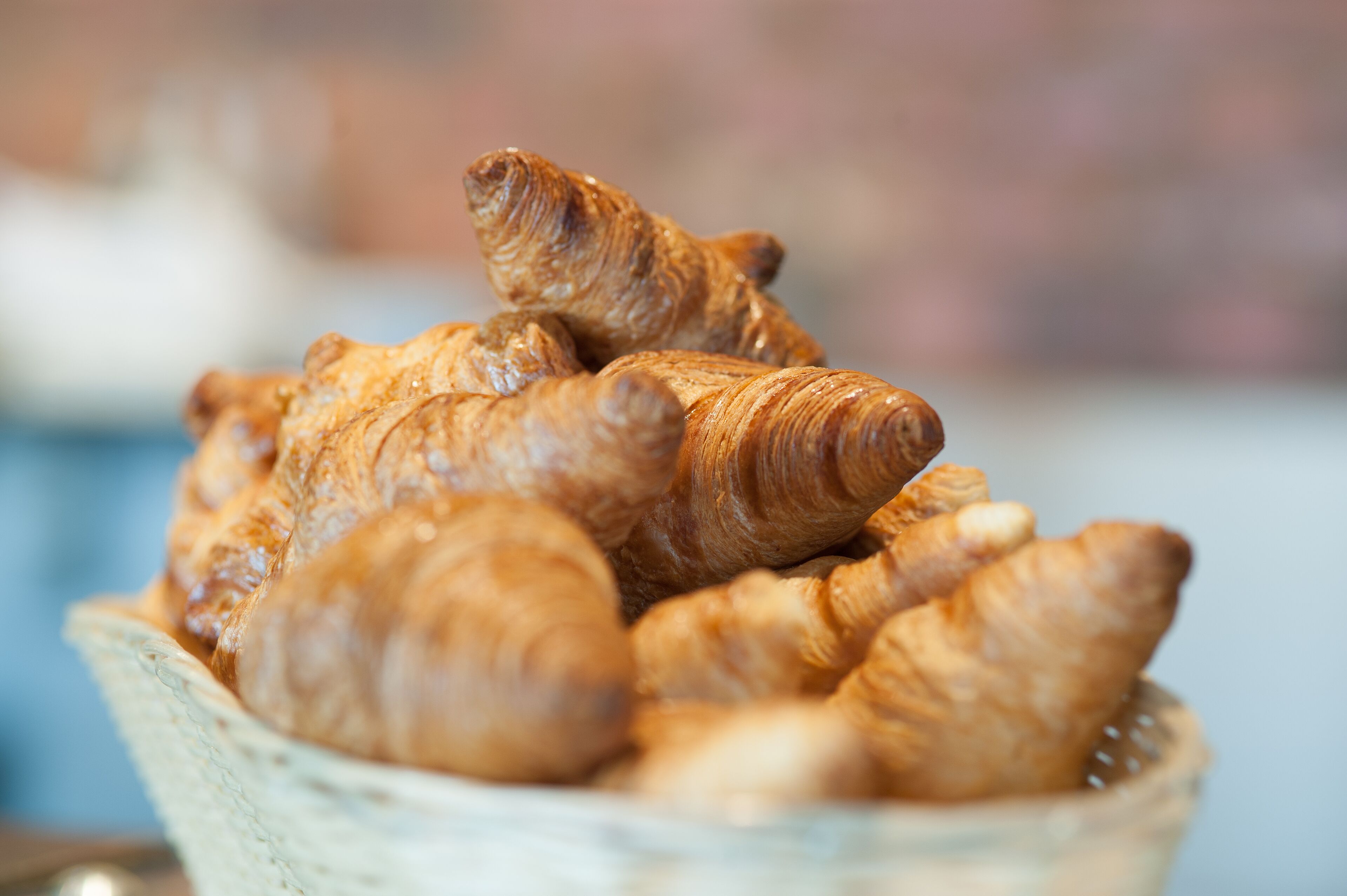 Un panier de croissants.