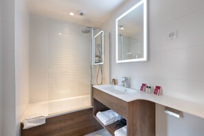 Pengering rambut, tuala disediakan 