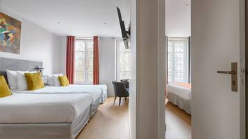 Cofres nos quartos, individualmente mobiliados, escrivaninha