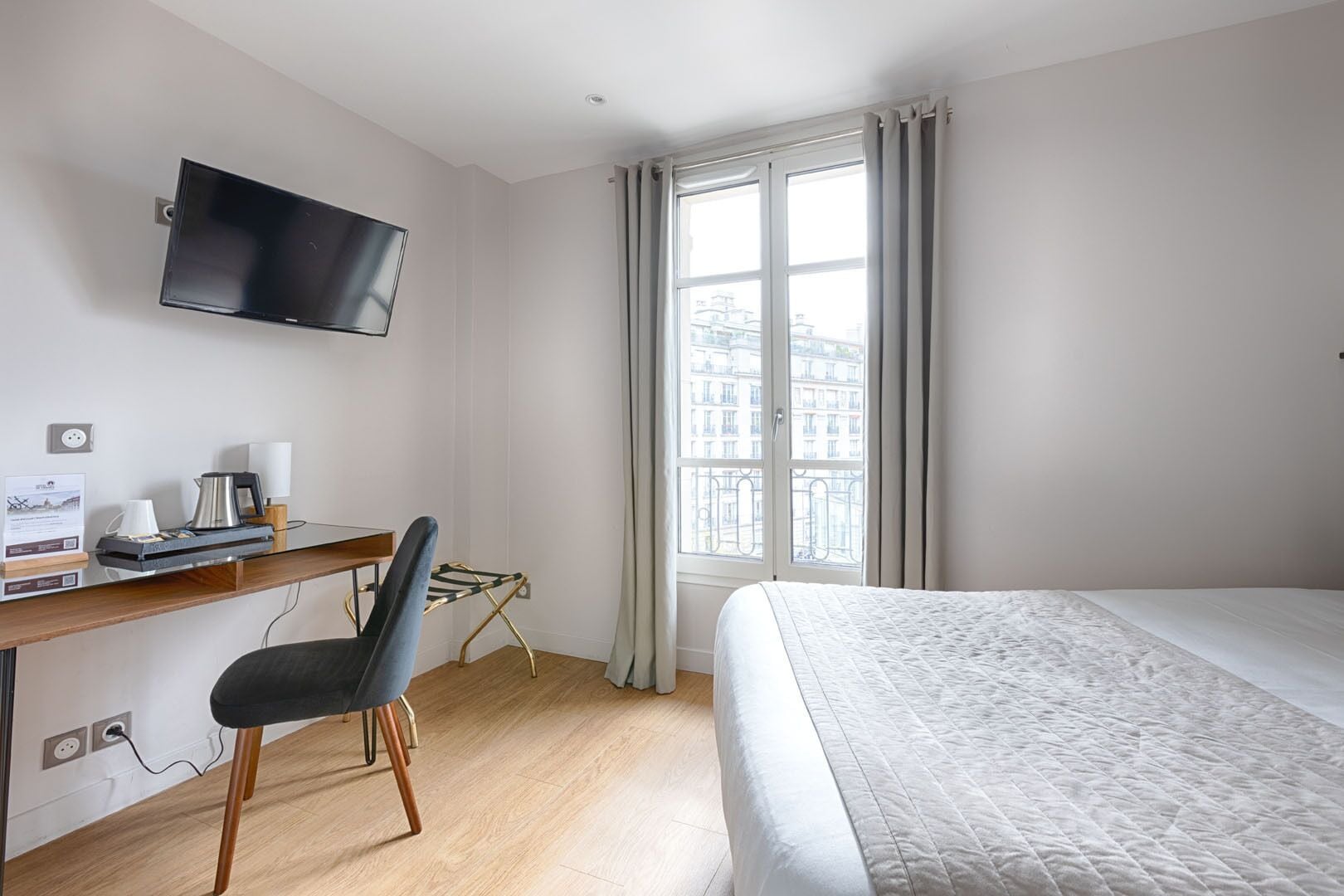 classic single room | in-room safe, individually furnished, desk, laptop workspace