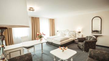 Minibar, caja de seguridad en la habitación y escritorio